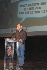משרתי מילואים ובני משפחותיהם באולם היכל התרבות ביבנה במהלך ערב הוקרה עירוני, לצד מופע בידור וברכות הוקרה.