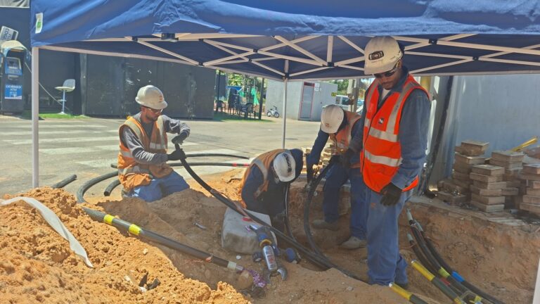 צוותי חברת החשמל מבצעים עבודות תשתית בשכונת עמישב בפתח תקווה, כחלק מפרויקט לשיפור אמינות אספקת החשמל וחיזוק הרשת המקומית