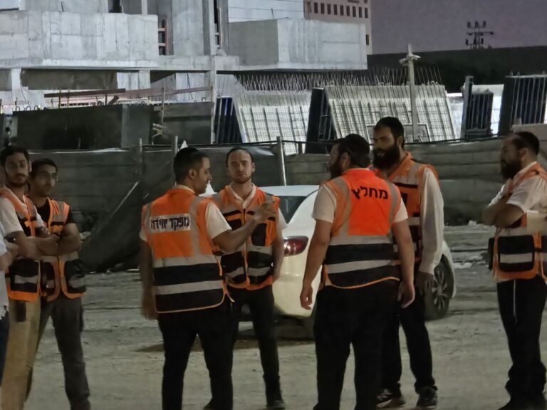 מתנדבי יחידת החילוץ העירונית של אשדוד במהלך תרגיל חירום רחב היקף המדמה פגיעת טיל וקריסת מבנים, לצד רחפנים, ציוד חילוץ וכוחות הצלה בזירת ההרס המדומה