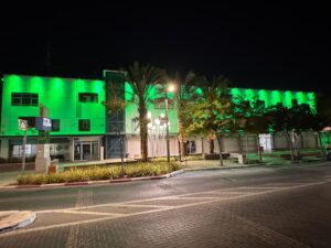 בניין עיריית אופקים מואר בירוק במסגרת יום ההוקרה למערך המילואים, לצד משפחות וילדים של משרתי מילואים בפעילות קהילתית מחבקת.