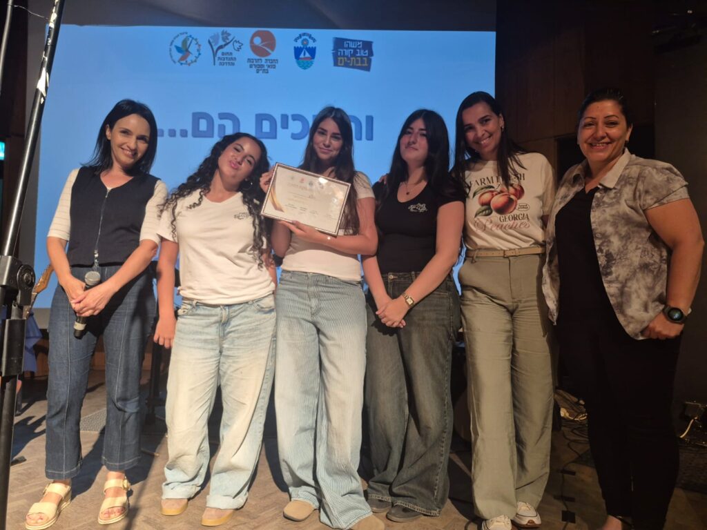 תלמידי כיתות י' מבת־ים מציגים מיזמים חברתיים וחדשניים על במה עירונית, לצד חבר שופטים וקהל, במסגרת תחרות יזמות קהילתית לנוער.