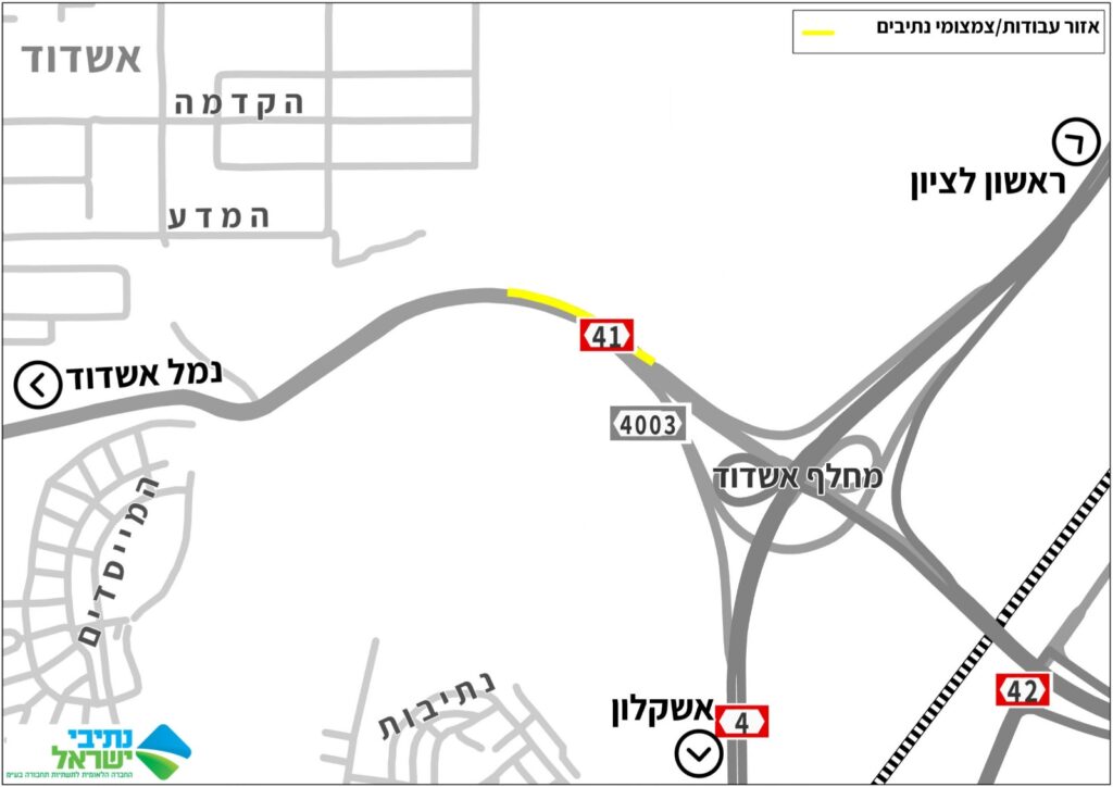 עבודות לילה בכביש בין־עירוני, עם ציוד הנדסי, פקחי תנועה ושילוט אזהרה לנהגים