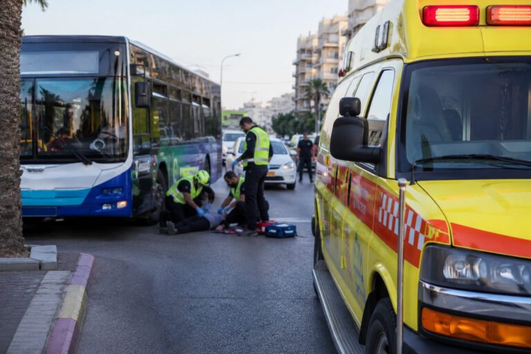 אמבולנס מד״א בזירת תאונת דרכים עירונית באשדוד, לאחר פגיעת אוטובוס בהולך רגל
