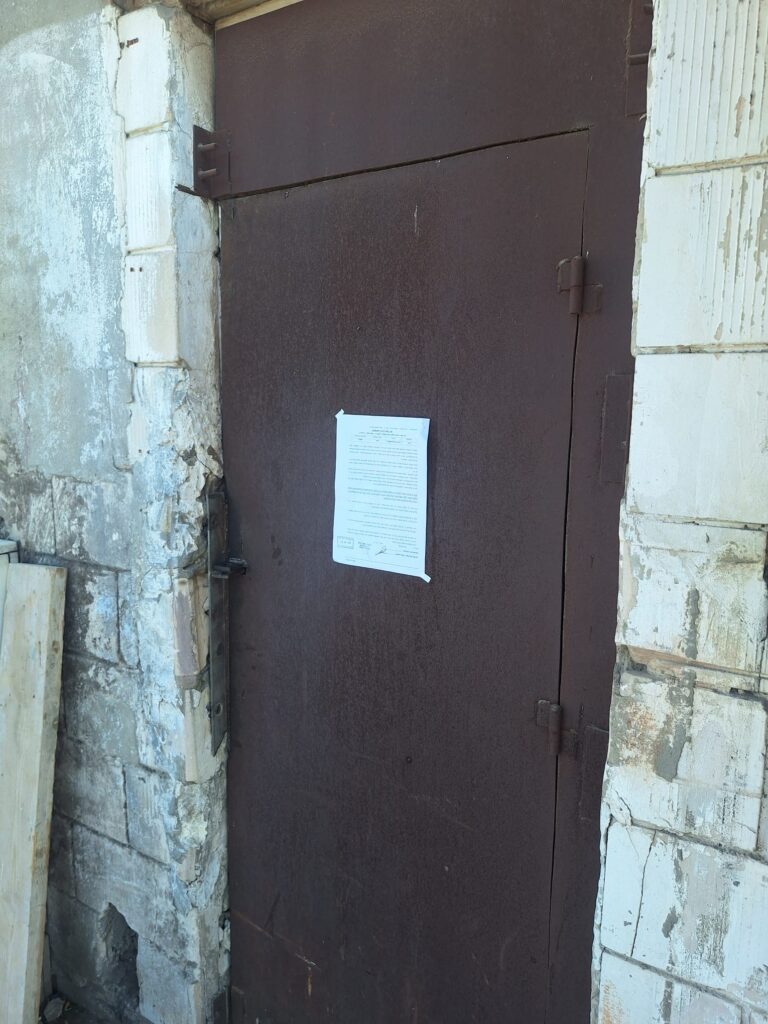 שוטרים מחוץ לבית קפה באשדוד לאחר אירוע אלימות, במסגרת פעילות אכיפה ורישוי עסקים