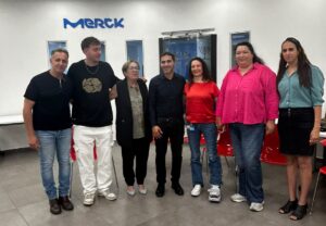 תלמידי כיתה ט׳ המדעית מקריית החינוך יצחק נבון ביבנה במהלך סיור לימודי בחברת Merck, לצד ראש העיר וצוותי החינוך