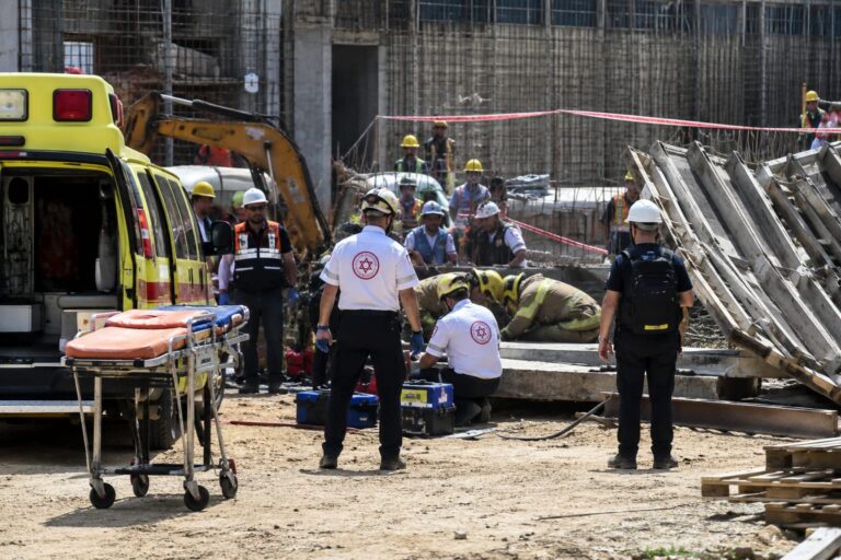 כוחות הצלה ורפואה בזירת עבודה תעשייתית, אמבולנס וניידת טיפול נמרץ סמוך לאתר, ציוד חילוץ בשטח