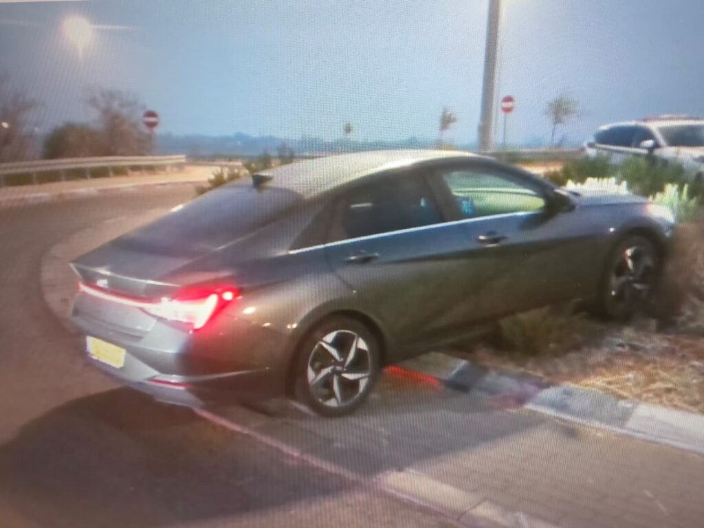 שוטרי משטרת ישראל בודקים רכב שנתפס במבצע אכיפה, לצד ניידות משטרה וכוחות הפועלים בזירת תפיסה עירונית באשדוד