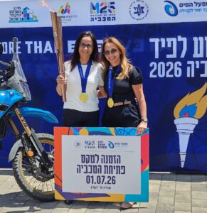 ראש העיר ותושבים באור יהודה מקבלים את שיירת לפיד המכביה, כשבמרכז הטקס מונף הלפיד לצד בני משפחה ונציגי העיר