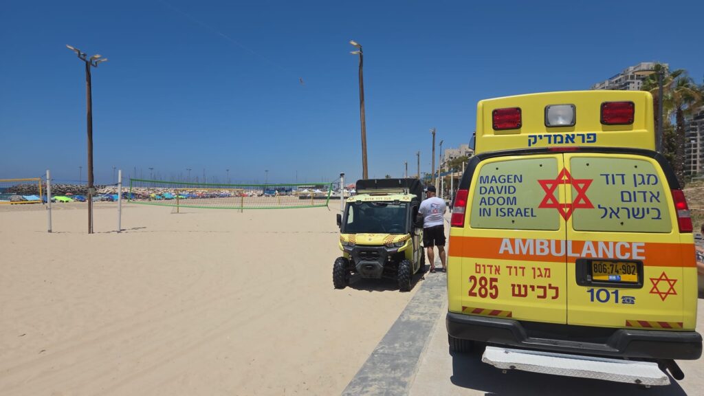 כוחות מד"א פועלים סמוך לחוף ים באשקלון, עם ניידת טיפול נמרץ וצוותים רפואיים המעניקים טיפול חירום באזור החוף