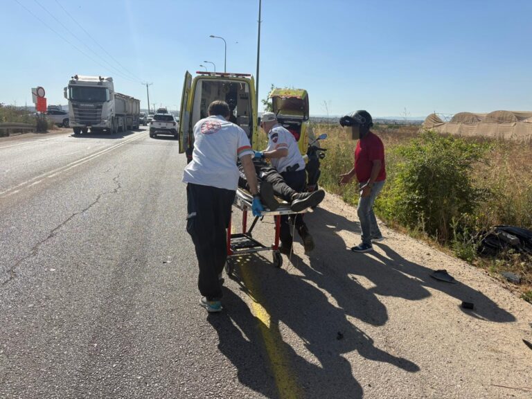 צוותי חירום ורפואה מעניקים טיפול לרוכב אופנוע בזירת תאונה בכביש בין־עירוני במרכז הארץ, לצד אופנוע שנפגע וניידת טיפול נמרץ