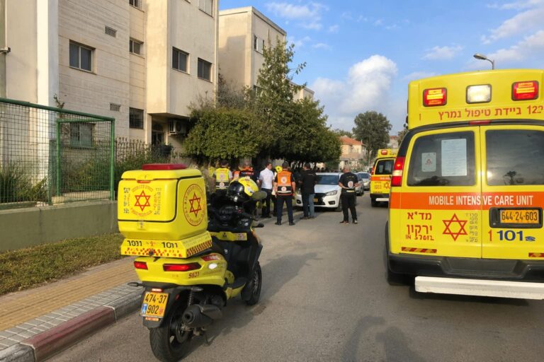 ניידת טיפול נמרץ וצוותי חירום פועלים ברחוב מגורים באופקים, סמוך לבניין מגורים, באירוע רפואי דחוף.