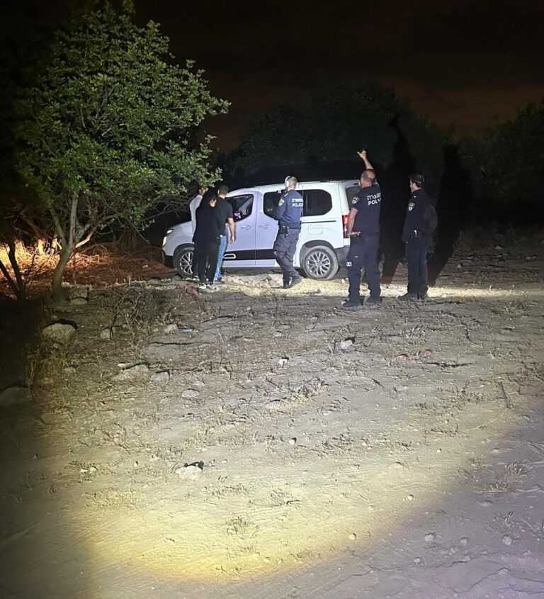 כוחות משטרה בזירת הרצח סמוך למשמר איילון במהלך פעולות החקירה הראשוניות