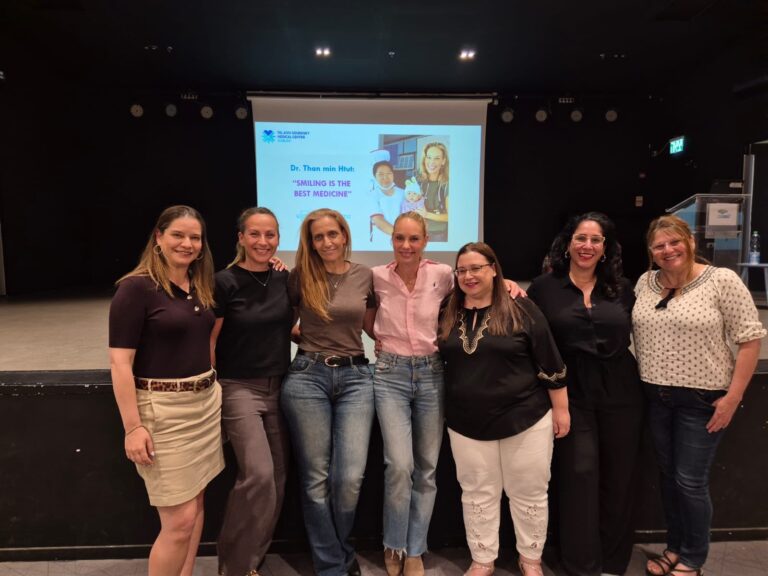 נשים משתתפות בהרצאה קהילתית בנושא בריאות האישה, יושבות באולם ומאזינות להרצאה מקצועית באווירה נעימה ומכבדת