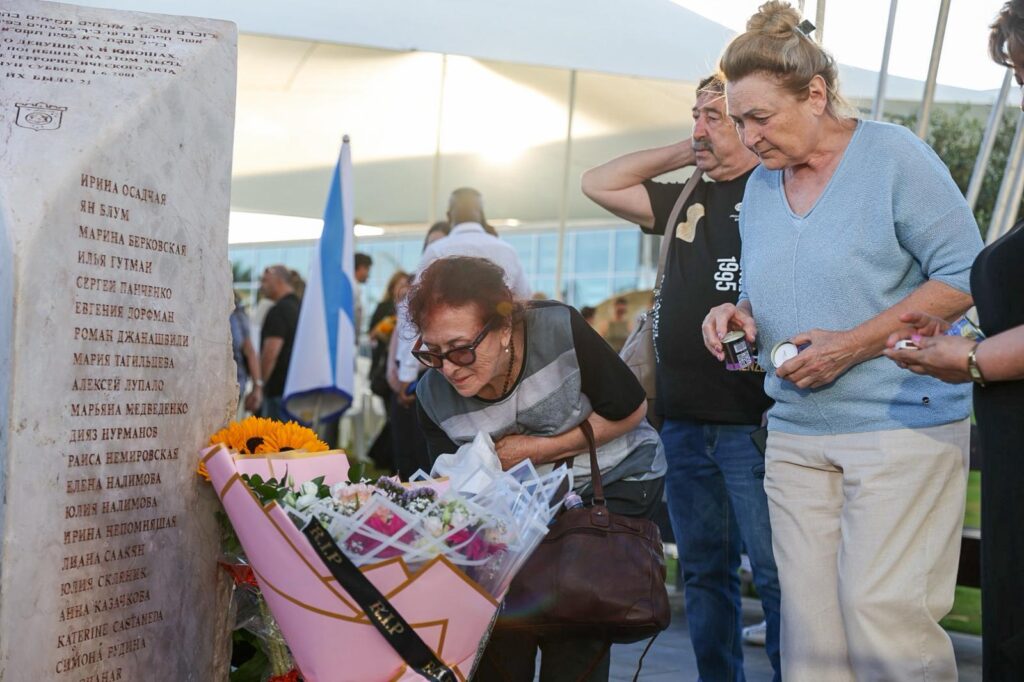 טקס ההתייחדות עם הרוגי פיגוע הדולפינריום ליד אנדרטת הזיכרון ברחוב הרברט סמואל בתל אביב