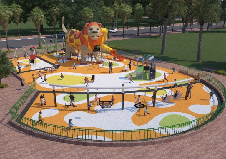 פארק משחקים חדשני בירוחם עם מתקן מרכזי גדול בצורת אריה, מגלשות, אזורי טיפוס, נדנדות ומרחב ציבורי משפחתי על רקע הנוף המדברי