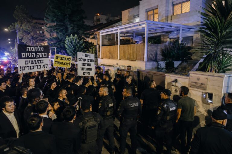 כוחות משטרה מחוץ לבית מגורים באשקלון בעקבות מחאה שהתפתחה במקום, עם שוטרים, מפגינים וסרטי סימון בזירה