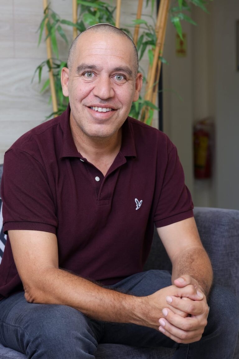 עו"ס עידו ז'ולטי במהלך פעילות מקצועית בתחום הרווחה, לצד עובדות ועובדים סוציאליים ברשות מקומית, באווירה של שירות ציבורי, קהילה ועשייה חברתית