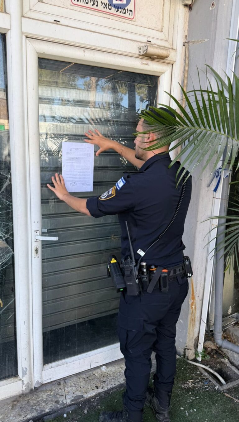 משטרה מחוץ לבית עסק בשעות הלילה, לצד שלט פאב סגור ואזור בילוי ריק, באווירה המדגישה אכיפה נגד מכירת אלכוהול לקטינים