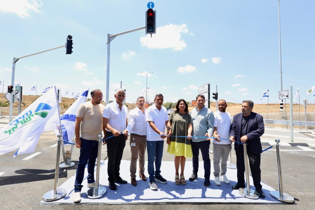 שרת התחבורה מירי רגב, ראש עיריית שדרות אלון דוידי ונציגי משרד התחבורה בטקס חנוכת כביש 334 החדש, לצד הכביש המשודרג, שלטי הכוונה ותושבי האזור, על רקע נופי הנגב המערבי