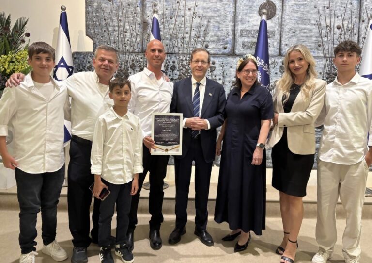 עו"ס גיא ברקן מסורוקה מקבל את פרס אורה גילבר בבית הנשיא על פיתוח המיזם "עוצרים את הדימום" למאבק באלימות