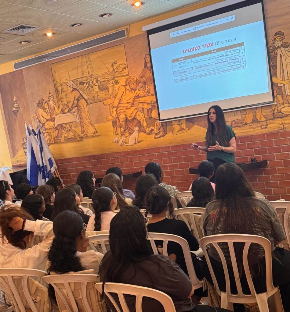 תלמידות מאשקלון משתתפות במפגש מנהיגות והעצמה, משוחחות עם נשים בתפקידי מפתח ולומדות על עולם התעסוקה, הניהול והגשמת חלומות