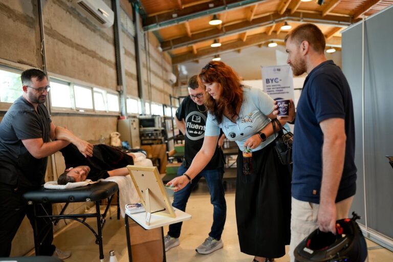 עולים חדשים ובעלי עסקים מקומיים ביריד צבעוני בבת ים, מציגים מוצרי בוטיק, אמנות, מזון ויצירה לקהל מבקרים, באווירה קהילתית, יזמית ומלאת תקווה