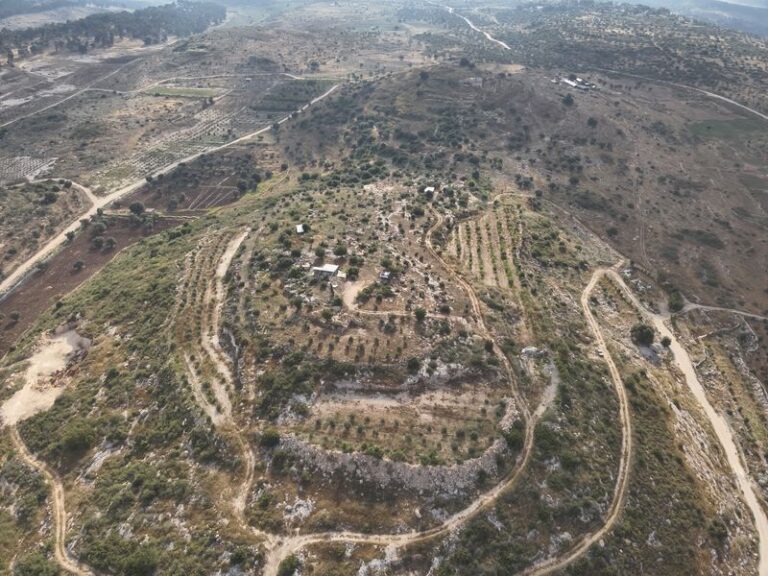 אתר חירבת פרסין בצפון השומרון, שבו נטען לפעילות חקלאית ובנייה הפוגעות בשרידים ארכיאולוגיים עתיקים