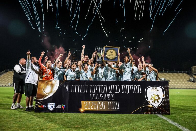 קבוצת נערות א׳ בכדורגל של קריית גת לאחר הזכייה בגביע המדינה.