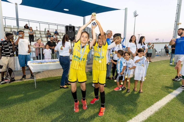 בני נוער ושוטרי תחנת אשקלון משחקים יחד כדורגל בטורניר לזכרה של עדן גז ז"ל
