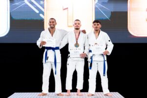 יהודה וינקור ומרום שלום דהן על הפודיום באליפות אירופה ב־MMA לאחר הזכייה במדליות