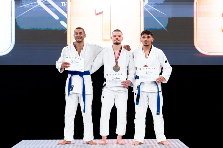 יהודה וינקור ומרום שלום דהן על הפודיום באליפות אירופה ב־MMA לאחר הזכייה במדליות