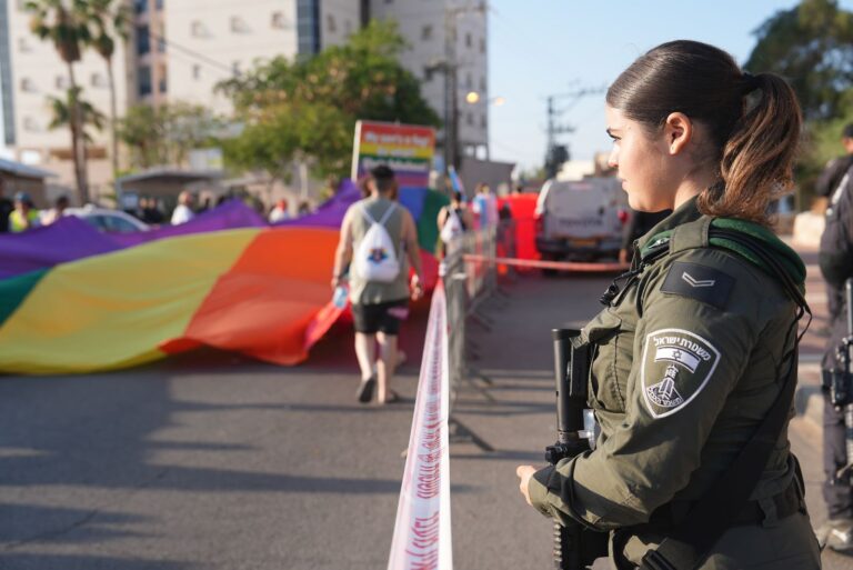 שוטרים ואנשי אבטחה נערכים לקראת מצעד הגאווה בבאר שבע לצד מחסומי תנועה וסידורי אבטחה במרכז העיר.