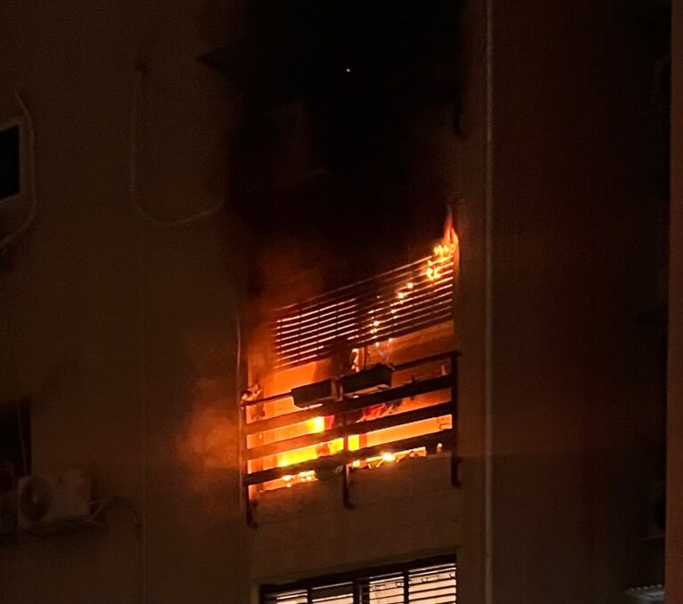 כוחות כיבוי והצלה פועלים בזירת שריפה בבניין מגורים ברחוב מקדונלד בנתניה