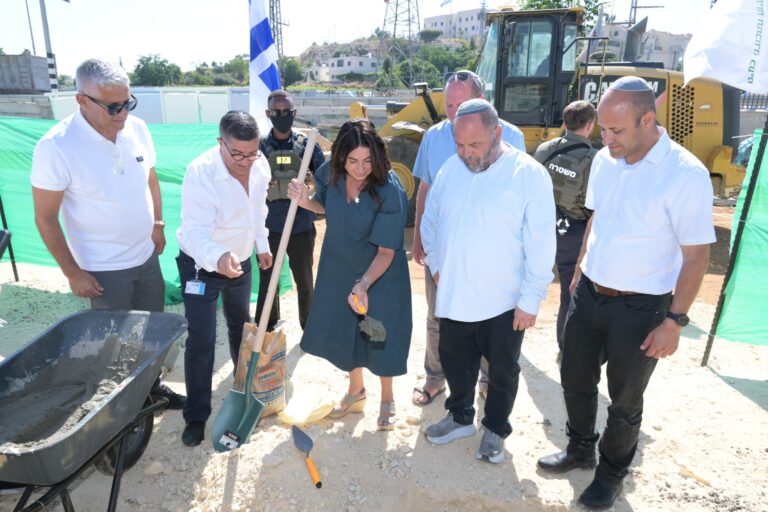 עבודות תשתית לאורך כביש 60 באזור הר חברון, לצד כלי הנדסה כבדים וציר תנועה מרכזי המשמש אלפי נהגים מדי יום
