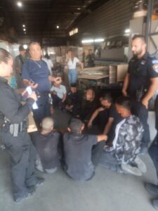 שוטרי משטרת ישראל ולוחמי מג"ב במהלך פעילות אכיפה במתחם תעשייתי, לצד ניידות משטרה וכוחות ביטחון הפועלים בשטח