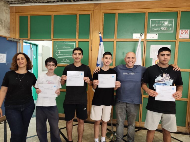 תלמידי נבחרת הרחפנים של מרכז חלו"ם ברמלה מחזיקים את תעודות ההסמכה שקיבלו מטעם רשות התעופה האזרחית, לצד מדריכי התוכנית ורחפנים מקצועיים, לאחר השלמת ההכשרה וקבלת רישיון מטיסי כטב"ם