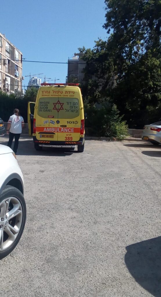 כוחות הצלה וצוותי רפואה מבצעים פעולות החייאה בזירת אירוע ברחוב באשדוד, לצד ניידת טיפול נמרץ וצוותי חירום הפועלים במקום