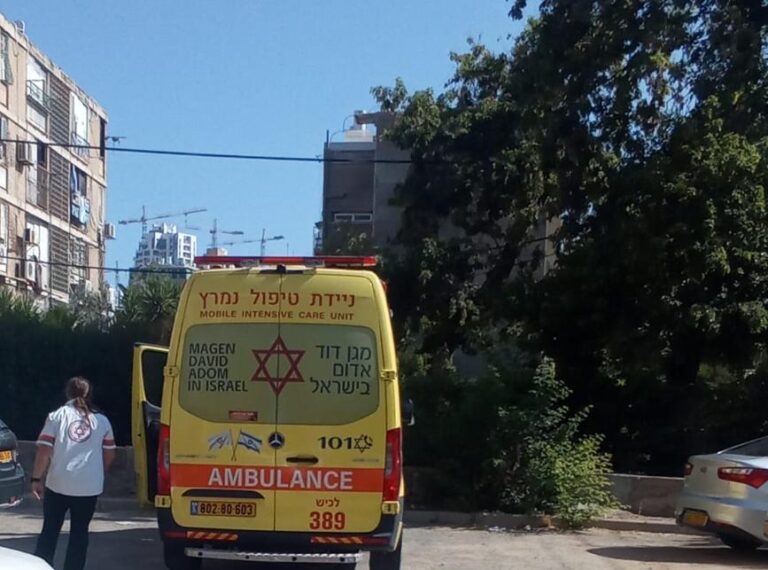 כוחות הצלה וצוותי רפואה מבצעים פעולות החייאה בזירת אירוע ברחוב באשדוד, לצד ניידת טיפול נמרץ וצוותי חירום הפועלים במקום