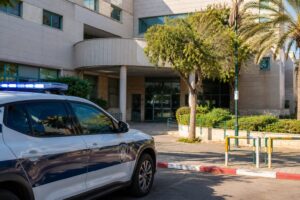 בניין עיריית אופקים מבחוץ, לצד ניידת משטרה באזור משרדי העירייה, בעקבות כתב אישום שהוגש על אירוע איומים כלפי עובד עירייה
