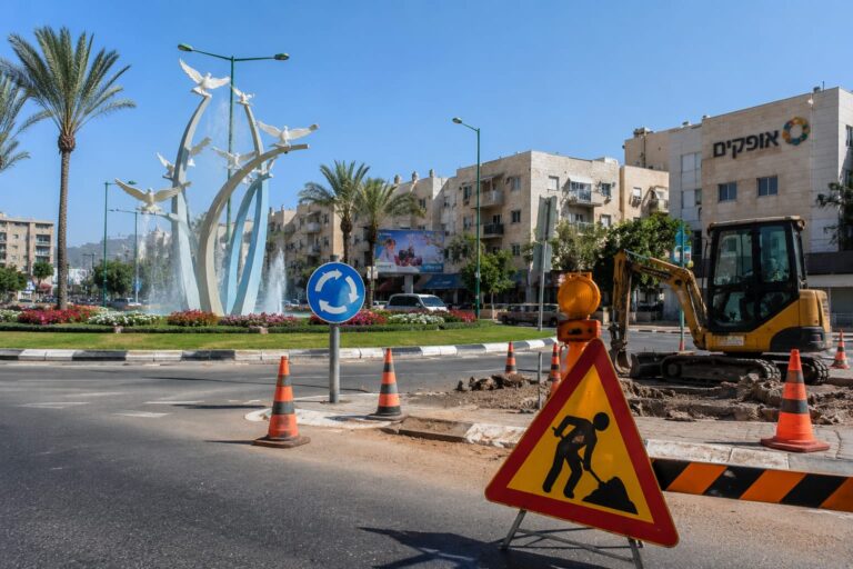 כיכר היונים באופקים בשעות היום, לצד כלי עבודה ותשתיות עירוניות, לקראת עבודות שיגרמו לשינויים זמניים בהסדרי התנועה באזור