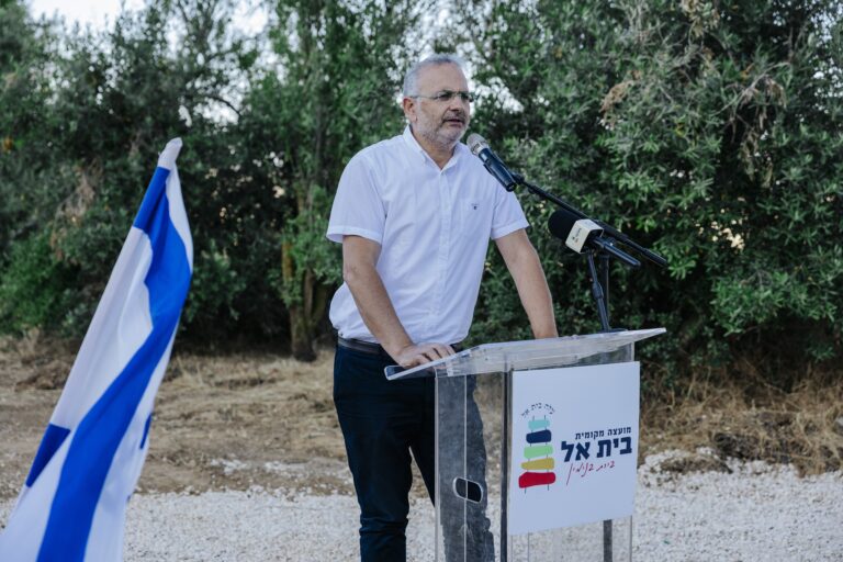 מעיין טבעי חדש בלב הרי בנימין, מוקף צמחייה ואבן טבעית, לצד בני משפחות וחיילים בטקס הנצחה לזכר שני מח"טים לשעבר של חטיבת בנימין וחטיבת הנח"ל