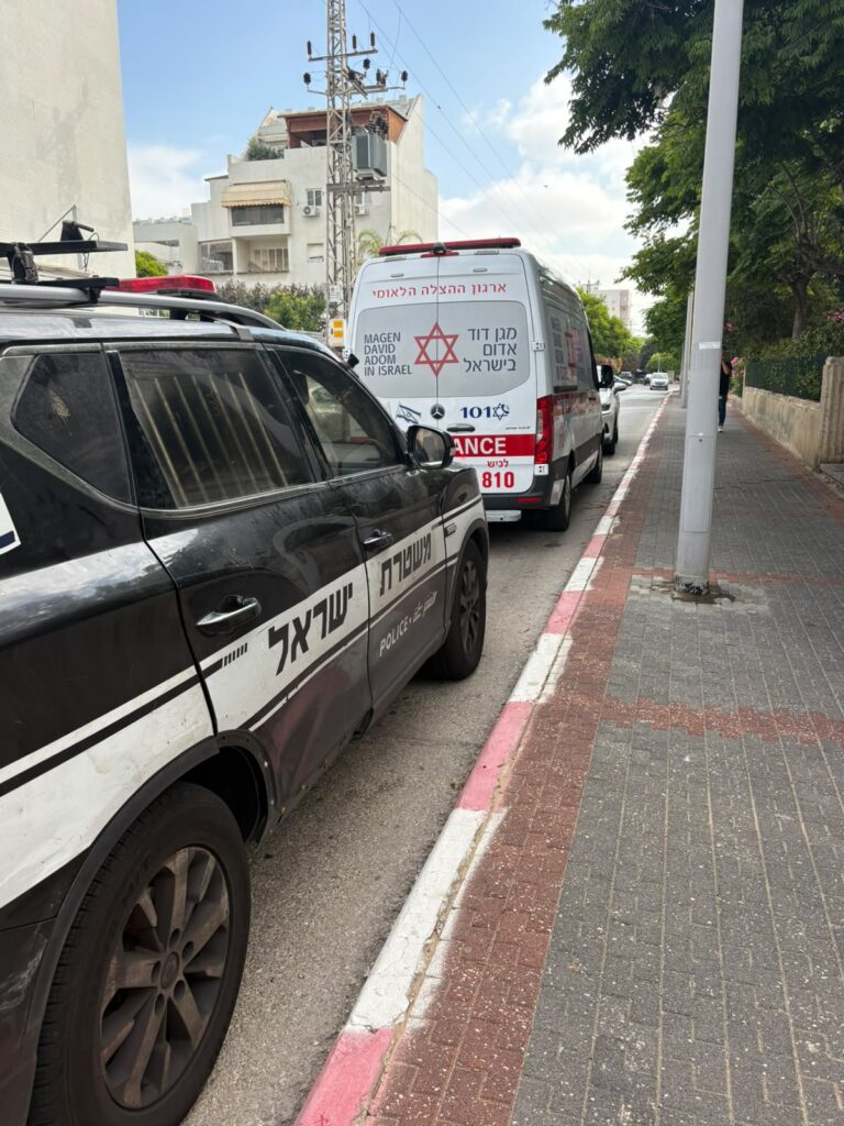 ניידות משטרה וצוותי חירום מחוץ לבניין מגורים באשדוד בעקבות אירוע אלימות בדירה