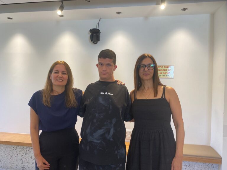 רונאל לב במהלך עבודתו בגן ילדים, לצד ילדים וצוות חינוכי בסביבה חמה ומזמינה
