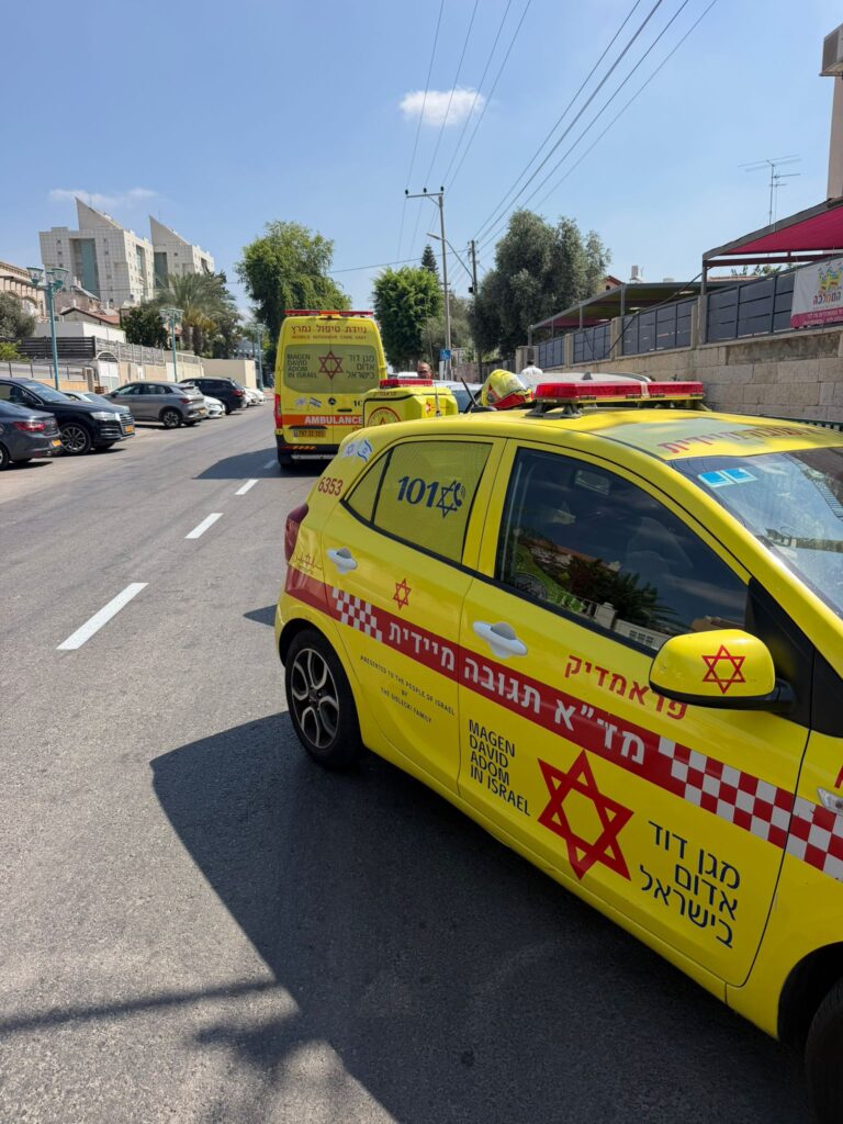 אמבולנס מד"א בזירת אירוע עירונית לאחר תאונת עבודה