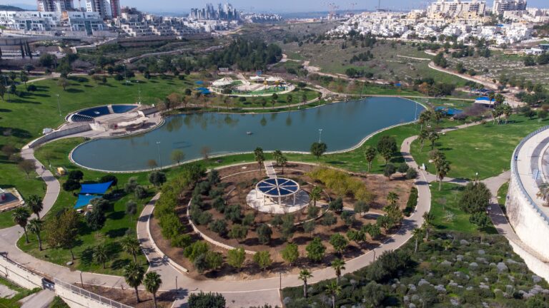 פארק ענבה המשודרג לצד משפחות ומבקרים הנהנים מהפארק בשעות היום