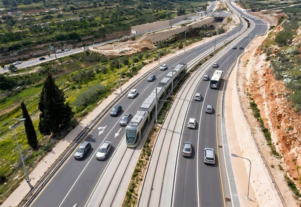 הדמיית רכבת קלה נוסעת בין גוש עציון לירושלים על רקע נופי הרי ירושלים