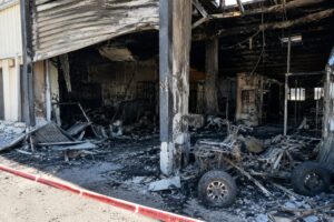 זירת עסק שניזוק קשות בשריפה לאחר אירוע הצתה בנתיבות