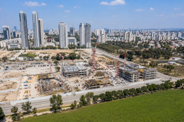 עבודות פיתוח ובנייה בשטח שכונת צמרת החדשה המוקמת על שטחי מחנה סירקין בפתח תקווה