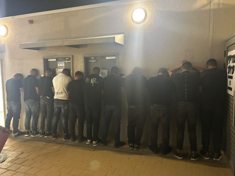 כוחות משטרה ולוחמים פועלים במהלך פשיטה בערערה בנגב במסגרת מבצע נגד מחוללי פשיעה ואירועי ירי