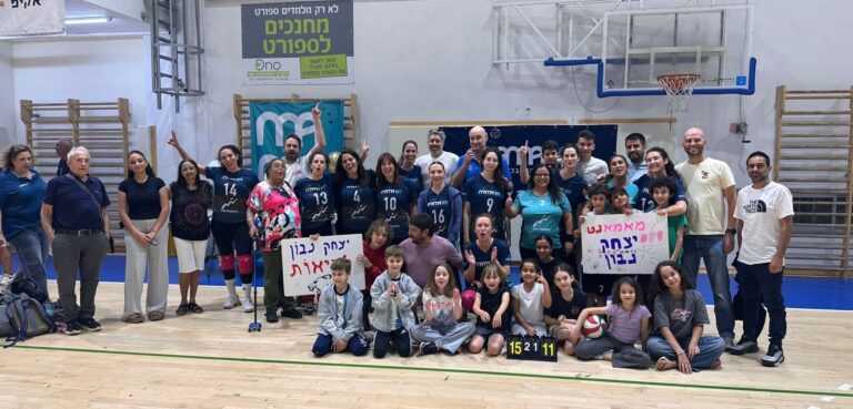 שחקניות קבוצת נבון מאור יהודה חוגגות את הזכייה באליפות מאמאנט בקעת אונו לאחר משחק גמר דרמטי.